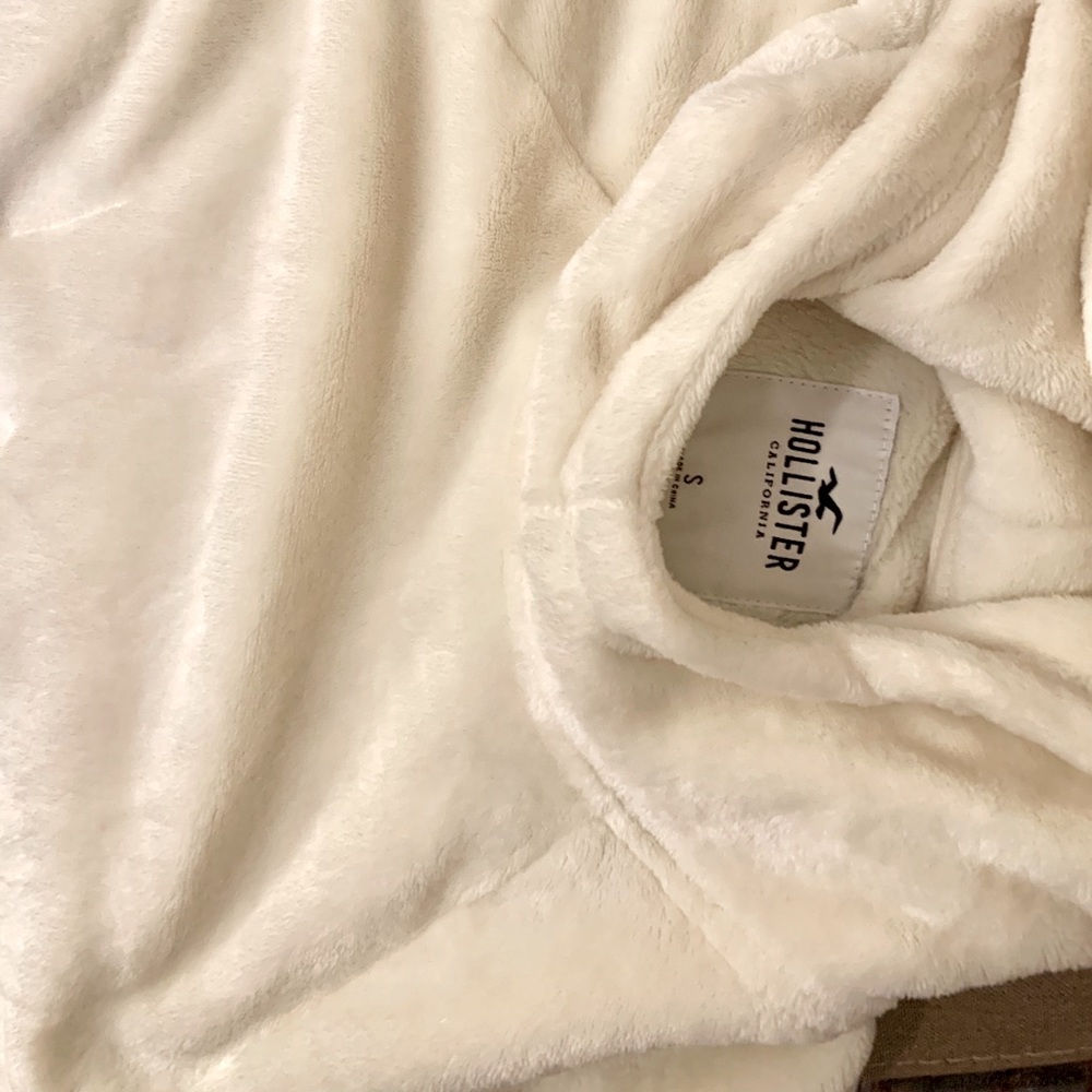 Hollister COZY sweater size small